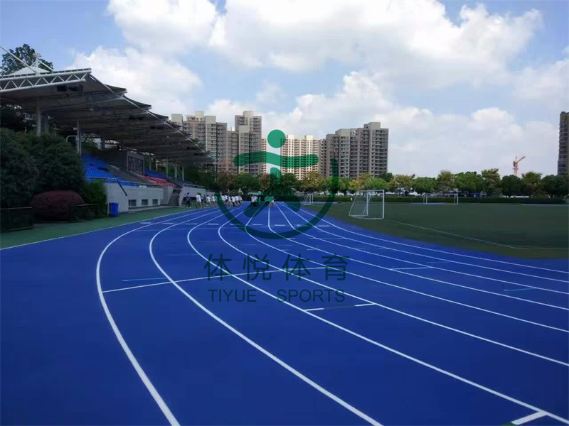 學(xué)校塑膠操場跑道與塑膠籃球場施工排水如何設(shè)計(jì)？